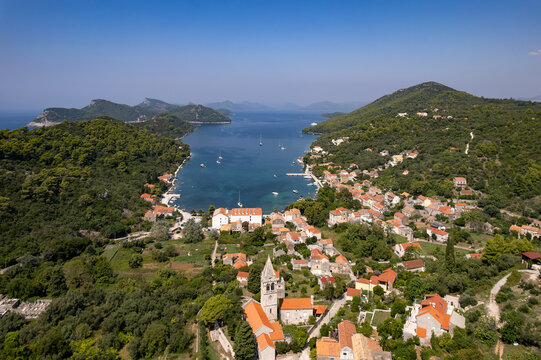 Luftaufnahme des Dorfes &Scaron;ipanska Luka auf der Insel Sipan in den Elafiten in Dalmatien an der Dubrovnik Riviera in Kroatien