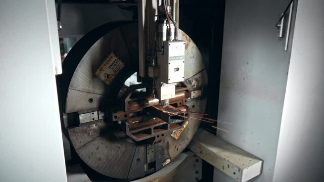 Laser cutting machine for metal. The coordinate machine cuts a rectangular pipe at the enterprise. The complex section is obtained thanks to CNC.