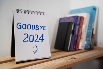 otwarty notes na półce z kartką na której zapisany jest: Good bye 2024 © siwyk