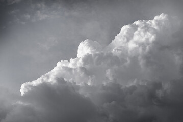 A grayscale photo of a cumulonimbus cloud.