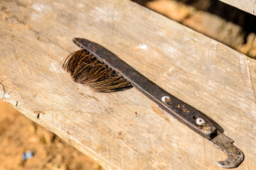 Industrial instrument for cleaning and extracting honey from artisanal honeycombs.