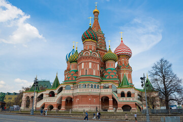 Obraz premium View of the ancient Cathedral of the Intercession of the Holy Virgin (St. Basil's Cathedral) on an April day, Moscow