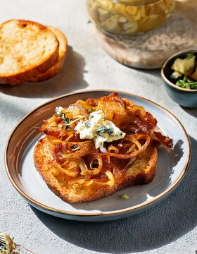 Cebolla caramelizada y queso azul