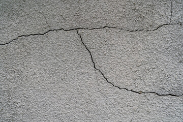 Obraz premium Crack in the old building facade - background for graphics.