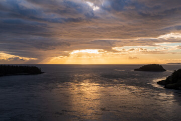 Naklejka premium Beautiful sunset view from Deception Pass State Park, Washington, USA.