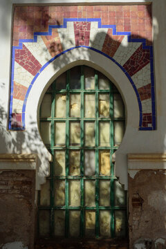 Puerta con arco de estilo andalus&iacute; en cuartel de artiller&iacute;a de Murcia