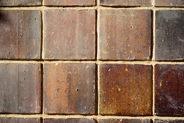 Cuadrícula de placas de piedra oscura en fachada exterior