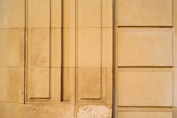 Casetones en relieve de fachada de piedra monumental
