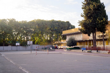 Patio y pista deportiva en colegio 