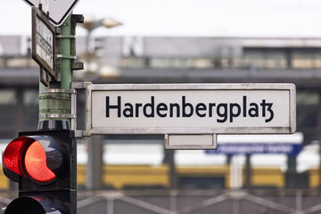Stra&szlig;enschild "Hardenbergplatz" am Bahnhof Zoo in Berlin Charlottenburg am Breitscheidplatz und Kurf&uuml;rstendamm