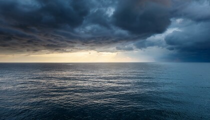 Naklejka premium calm sea under evening sky with rain clouds before sunset ideal for a copy space image