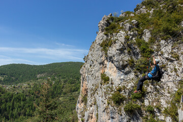 exercice en voix d'escalade via ferrata femme et homme rocher falaise