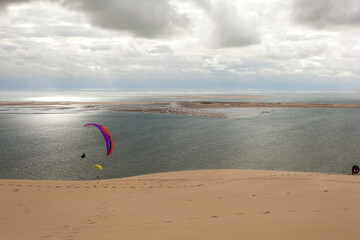 Obraz premium paysage de la dune du pilat parapente