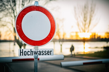 Schild an einer Straßensperrung mit Warnung vor Hochwasser
