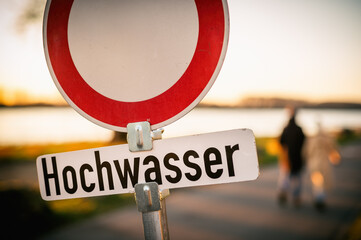 Schild an einer Straßensperrung mit Warnung vor Hochwasser
