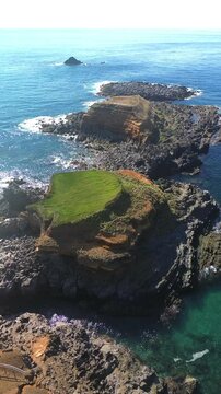 Ilh&eacute;us das Contendas na linha de costa da IlhaTerceira nos A&ccedil;ores