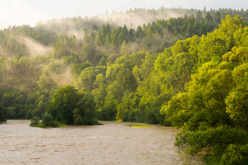 Bieszczady - widok na góry, rzekę, mgły o zachodzie słońca © Sebastian