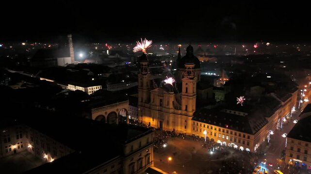 Silvester Muenchen, Deutschland, Odeonsplatz Luftaufnahme. Aerial view of Munich, Germany, showcasing vibrant New Years Eve fireworks display over city center. Stadt versinkt im Funkenregen. Salute. 