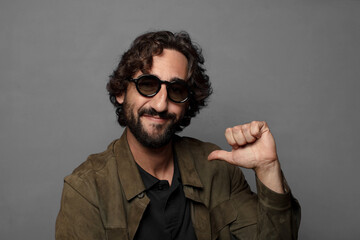 Obraz premium young bearded man wearing sun glasses