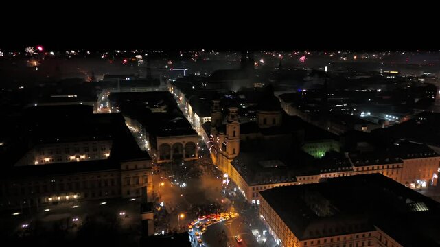 Silvester Muenchen, Deutschland, Odeonsplatz Luftaufnahme. Aerial view of Munich, Germany, showcasing vibrant New Years Eve fireworks display over city center. Stadt versinkt im Funkenregen. Salute. 