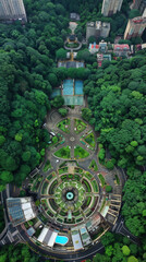 Vista aérea de un parque circular con diseño simétrico rodeado de edificios urbanos