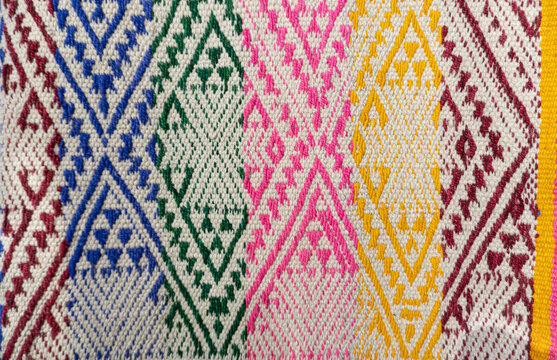 Tejido en rombos de colores tapiz decorado artesanal natural