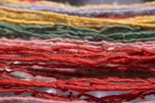 Hilos de lana de colores horizontal materia prima natural