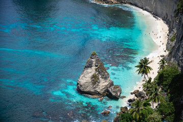 Atemberaubende Küstenlandschaft auf Bali, Nusa Penida – Tropischer Strand mit Felsformationen und türkisfarbenem Wasser in Indonesien