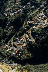 Traditionelles Dorfleben inmitten der Berge von Madeira, Portugal – Terrassenfelder und rote Ziegeldächer in beeindruckender Naturkulisse im Sommer