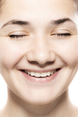 Obraz premium Close-up portrait of a joyful young woman smiling, showcasing natural beauty