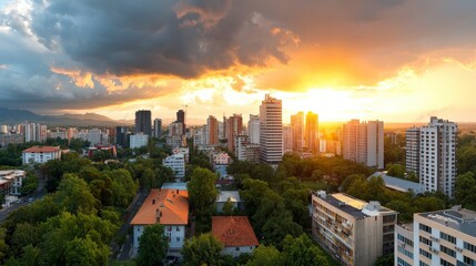 Obraz premium Stunning Cityscape at Sunset Over Urban Skyline with Beautiful Cloudy Sky and Lush Green Trees