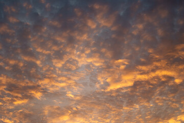 Fondo del cielo al atardecer, textura colorida de las nubes al atardecer