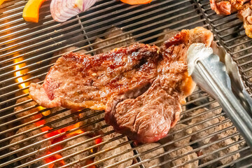 ワイルドに焼くステーキ　Grill a steak over an outdoor