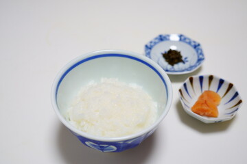 器に入ったおかゆとおかず