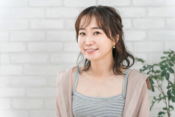 ヘアセットした笑顔の日本人女性
