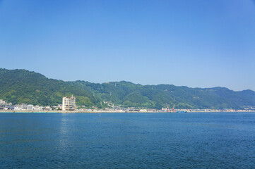 瀬戸内海に面した町と青空