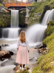 femme regardant une cascade d'eau 