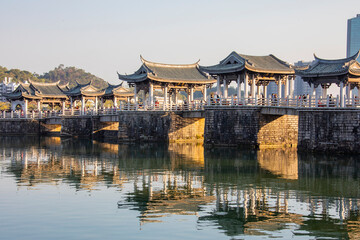 Obraz premium Chaozhou China 20th Dec 2024: The Guangji Bridge over the Han River is majestic and timeless, a masterpiece of ancient Chinese bridge architecture.