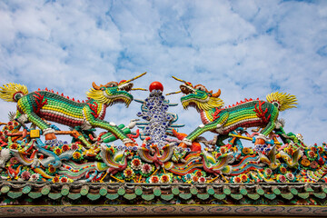 Fototapeta premium The historical figures crafted with cut-and-paste porcelain on the roof of Laomagong Guanyin Temple in Shantou China. These vibrant artworks showcase the intricate craftsmanship of Chaoshan.