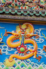 Obraz premium The historical figures crafted with cut-and-paste porcelain on the roof of Laomagong Guanyin Temple in Shantou China. These vibrant artworks showcase the intricate craftsmanship of Chaoshan.