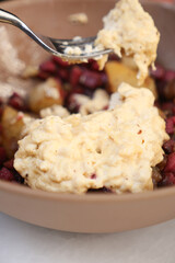 A Delicious and Creamy Dessert Featuring Fresh Fruits and Tasty Toppings