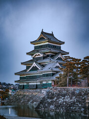 Obraz premium 夜の時間帯の松本城