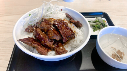 焼肉ハラミ丼の美味しそうな盛り付け