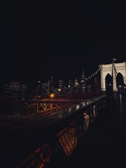 Obraz premium Brooklyn Bridge at Night: City Lights Reflection