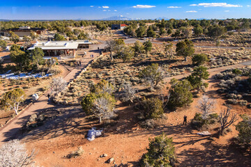 Obraz premium A desert landscape with a house in the distance