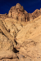 Fototapeta premium A rocky mountain with a blue sky in the background