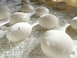 つきたてのお餅をトレーに並べる　正月の伝統行事餅つき