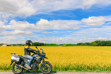 田園を走るオートバイ	