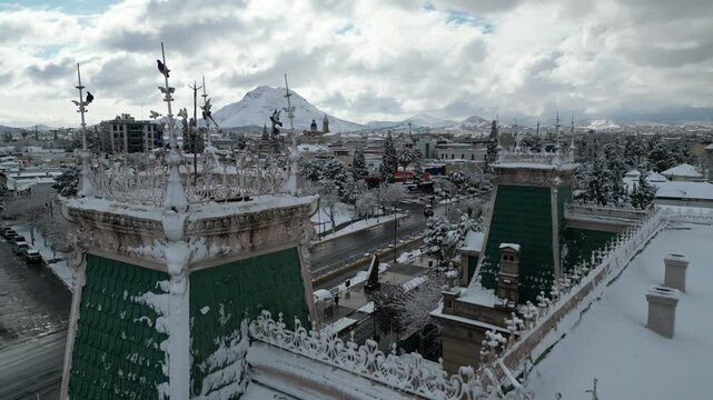 Vista parcial de un edificio antiguo en el centro de la ciudad de Chihuahua, Quinta Gameros