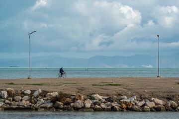 Cycliste en bord de mer